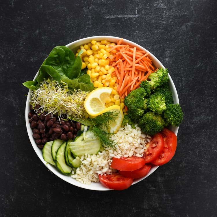 Bowl de arroz y vegetales frescos para inspirar tus comidas